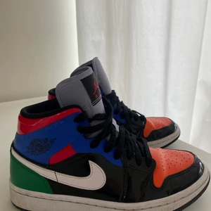 Air Jordan 1 Mid Multi Paten - Säljer mina Air Jordan 1 Mid Multi Patent, använda ett fåtal gånger, i mycket bra skick. 