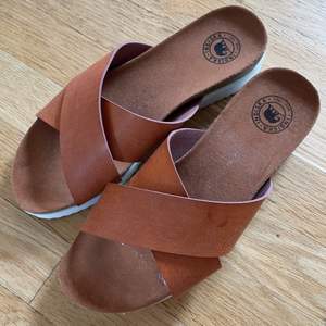 Bruna sandaler i storlek 39 från Indiska. Köpta 2020, använda 1-2 gånger. 