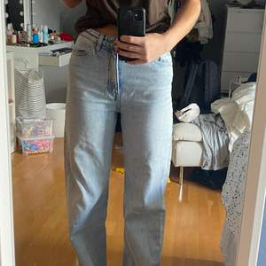 Snygga jeans i modellen Yoko från monki. Knappt använda. Storlek i  längd finns inte men jag är 173 för preferens. 