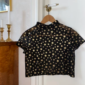 Meshtopp med stjärnor  - Croppad meshtopp med ⭐️, från boohoo. En liten låg ”polo”-krage.