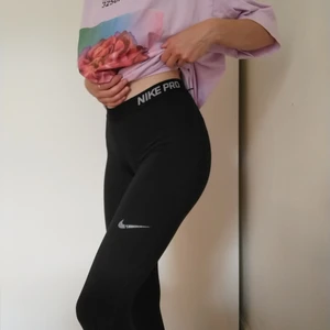 Nike svarta träningstights - Storlek S. Sköna tights som sitter uppe bra när man springer och tränar 🏃‍♀️