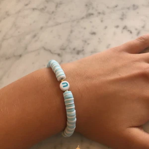 ~blue summer~ - Hej här får ni se blue summer. Detta är det ända armbandet jag kommer att sälja med fästa pärlor.🥰❤️ Den passar bra till mycket och är fint till alla årstider. Den kostar 20kr utan inräknad frakt. Hoppas att ni vill köpa.🥰❤️