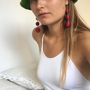 Baddräkt  - Vit baddräkt. Använd några få gånger. Dock inköpt för ett bra tag sedan men mest legat i garderoben. Från märket Oysha. Fin urringning där bak. Fixar bild.