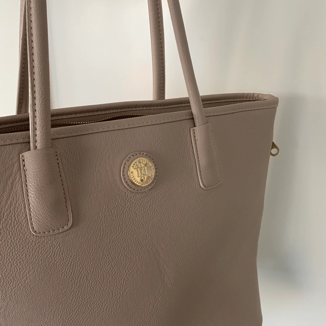 Rymlig väska i beige