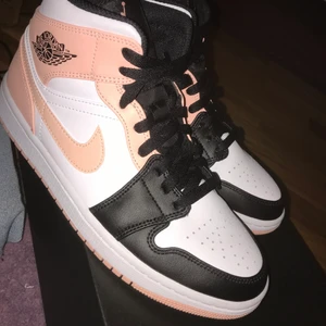 Jordan 1s - ej använda alls, säljer för köpte fel storlek.. de är äkta och köpta på goat för 1.9