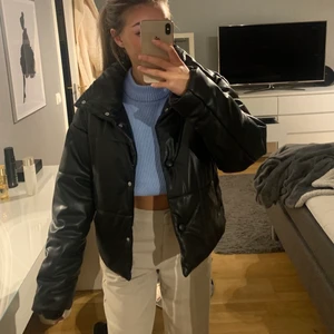 Jacka  - Säljer denna supersnygga dunjackan från NA-KD, nyskick och endast använd fåtal gånger🥰