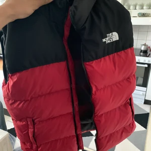 The north face väst  - Storlek XL manen jag som har L den passar mig  kan frakta den fast köparen står för frakten 