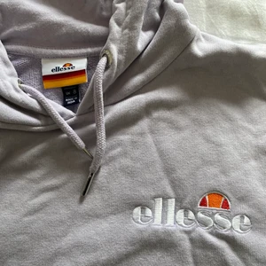 Hoodie - Lila hoodie från ellesse. Använd fåtal gånger då jag inte tycker den passar mig som jag vill. I väldigt bra skick. Säljer för att den inte kommer till användning längre❣️