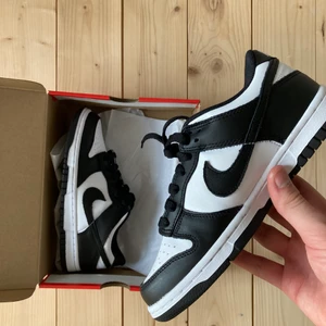 Nike dunk Low Black & White - Slutsåld