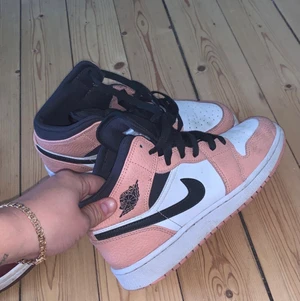 Jordan 1 rosa  - Säljer mina Jordan 1 i stl 38,5 men passar 37 då de är lite små i storlekarna. Använt under våren då man ser att de är lite använda därför sänker ja ner priset så mycket