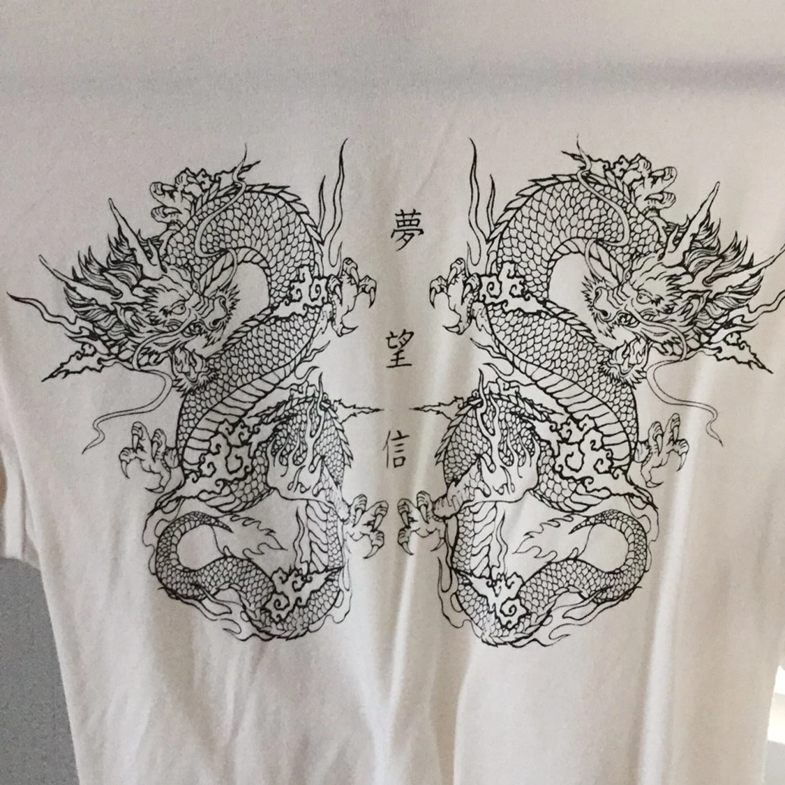 Croppad tröja med drakmotiv - 90