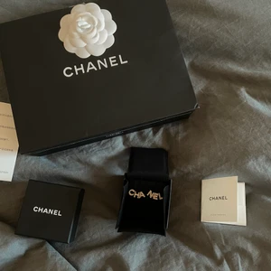 Örhängen  - Säljer dessa jätte fina äkta Chanel örhengena för jag aldrig använder de, de är använda 1 gång. 