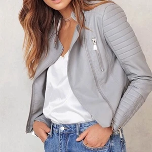 Missäy  - Skinnjacka i färgen grå, jackan är från missäy och efterliknar väldigt mycket Chiquelles skinnjacka. Jackan är i nytt stick och aldrig använt 