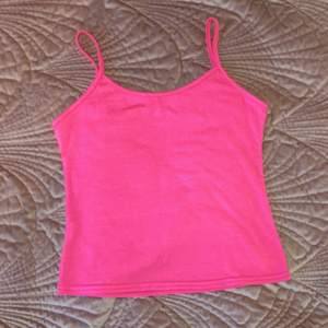 Ett rosa neon linne i storlek S. Använd en gång. Säljer den för att den inte kommer till användning. Fin i kvaliten.(Du betalar priset+frakt)