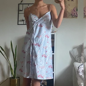 satin ljusblå klänning  - Second hand ljusblå klänning från Humana. Är i satin liknande material 