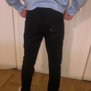 levis jeanse - svarta levis jeanse längd 34 storlek 31
