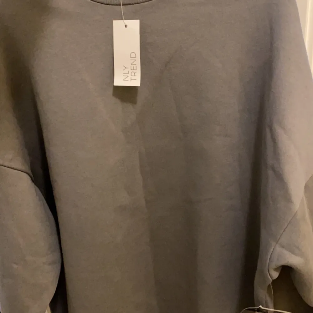 Helt ny sweatshirt från Nelly.com i storlek xs. Den är väldigt stor. Orginalpris 299kr. Säljer den för 150kr. Skriv för fler bilder💞. Tröjor & Koftor.