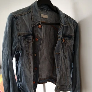 Jeansjacka - Jeansjacka från H&M, storlek 42, dock något mindre i storleken! Jackan är knappt använd. Hämtas i Staffanstorp eller Lund, alt skickas där köparen står för frakten.
