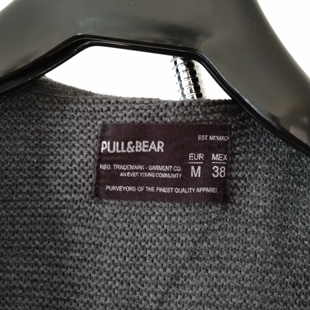 Snygg grå kofta från Pull and bear, storlek M. Knappt använd. Hämtas i Staffanstorp eller Lund, alt skickas men då står köparen för frakten.. Neuletakit & Villapaidat.