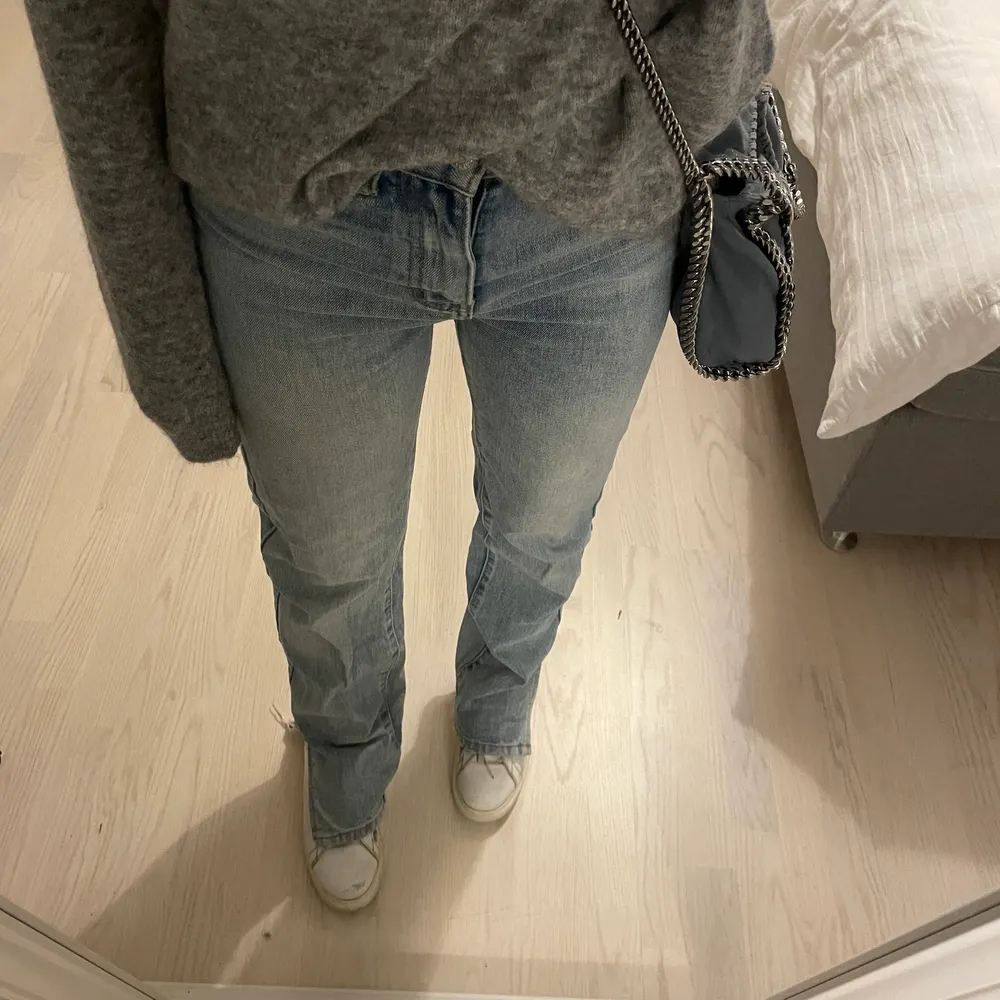 Jeans med slit i ljusblå färg. De är lite nedgångna längst ned baktill, men det är inget man tänker på när de sitter på!🤗. Jeans & Byxor.