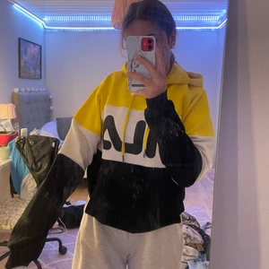 fila hoodie - Snygg hoodie, använd Max 2 gånger och inget fel på de  men säljer pågrund av att den inte kommit till användning.