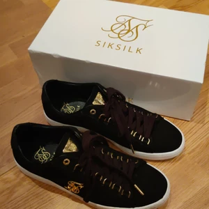 Siksilk skor  - Säljer nu mina feta guldskor från siksilk, storlek 43, en storlek för stor för mig, gratis frakt om snabb deal