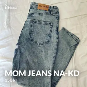 Mom jeans från NA-KD, måttligt använda så de är i ett mycket fint skick🤩 Storlek 38, nypris 349kr - mitt pris 150kr men inte ev tänka mig att gå ner i pris🥰