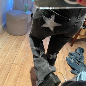 Jeans stjärnor - Säljer dessa svinsnygga jeans med egenpåsydda silvriga stjärnorna och slits! Så bekväma och stretchiga och passar alltifrån xs-m💖💕 kan mötas upp i Stockholm eller frakta❤️