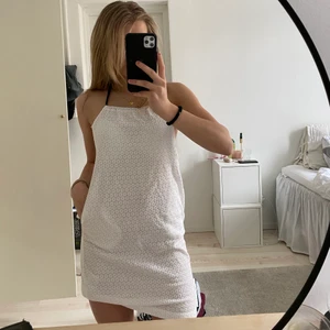 Sommarklänning med öppen rygg - Supersöt sommarklänning från märket Mauro Grifoni, går att söka på Google! Broderi. Strl XS. 300kr💕🌸