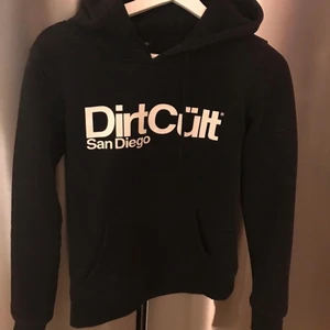 dirtcult hoodie - hoddie, inte så mycket använd, storlek xs