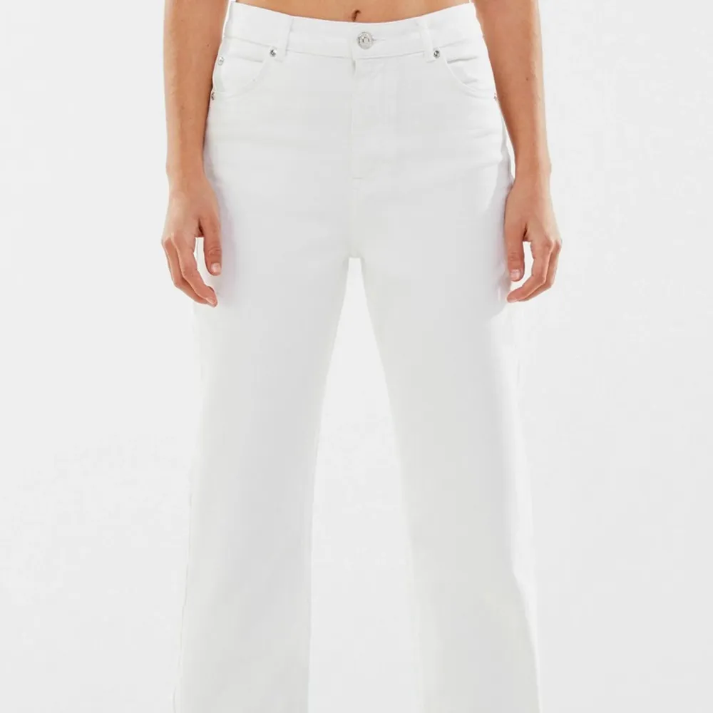 OBS dom vita är sålda 🤍Perfekta långa raka jeans som tyvärr var för stora för mig och som jag inte hann skicka tillbaka, dom beiga är använda och tvättade. 250 kr styck.. Jeans & Byxor.