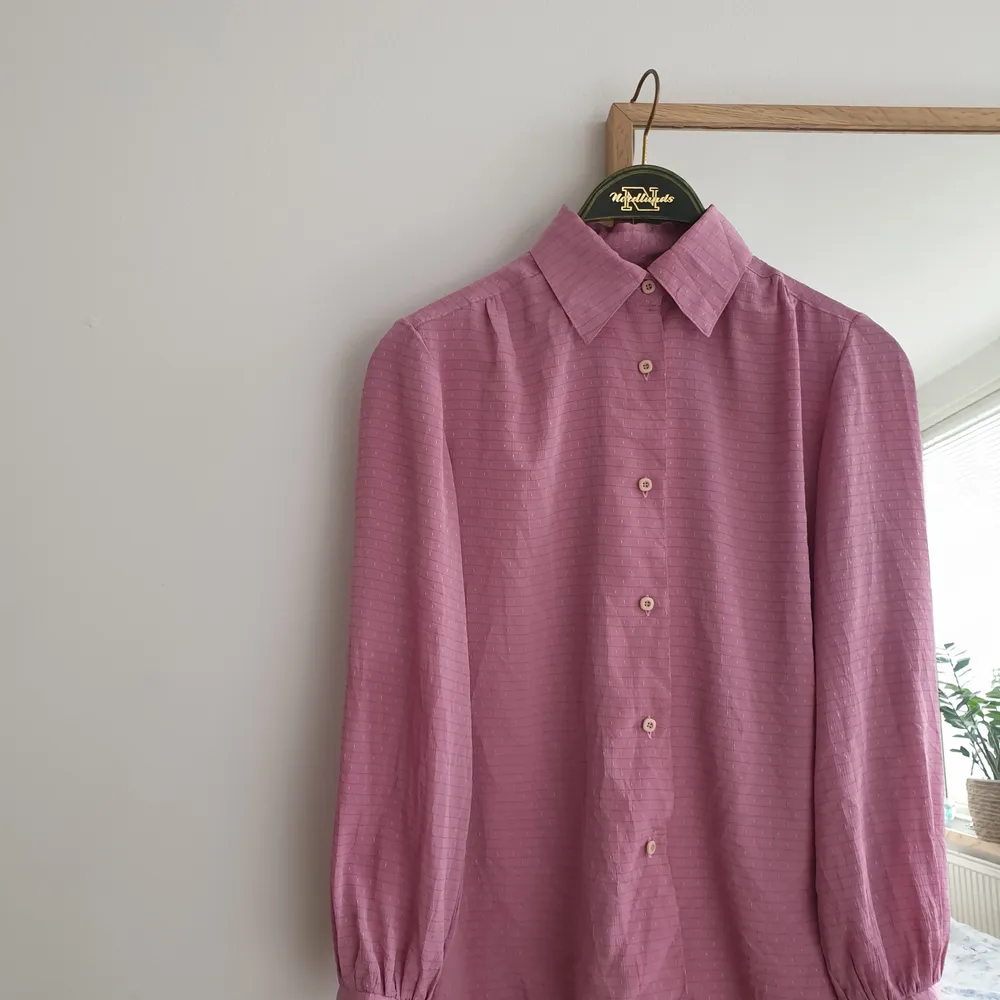 Vintage rosa silkes blus/skjorta från Japan. Kan skickas annars finns i Malmö. Frakt ingår 💌. Blusar.