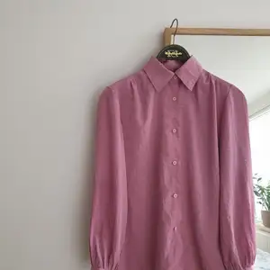 Vintage rosa silkes blus/skjorta från Japan. Kan skickas annars finns i Malmö. Frakt ingår 💌