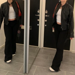 Sjukt snygg skinnjacka  - Riktigt snygg skinnjacka i bra skick! Passar mig som är S i vanliga fall. Frakt på 66 eller så möts vi på söder💓