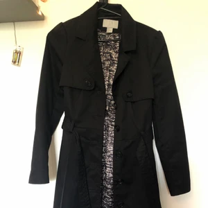 Svart kappa från H&M i strl M  - Jag köpte den här kappan av en familjemedlem vän som aldrig hade använt den. Jag har inte heller använt den pga att jag har andra som jag personligen gillar bättre. Jätte fint skick och sitter jätte fint, passar perfekt till detta väder. Skriv om frågor uppstår!❤️