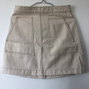 Jeanskjol från Weekday  - Snygg cremefärgad jeanskjol i nyskick från Weekday i storlek 36. Eventuell fraktkostnad betalas av köparen. 