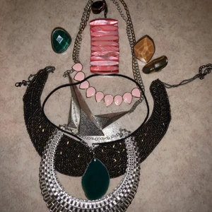 Smycken  - Ett sätt med smycken, allt tillsammans är 50kr. Ifall du vill ha något individuell så kan vi nog fixa det!