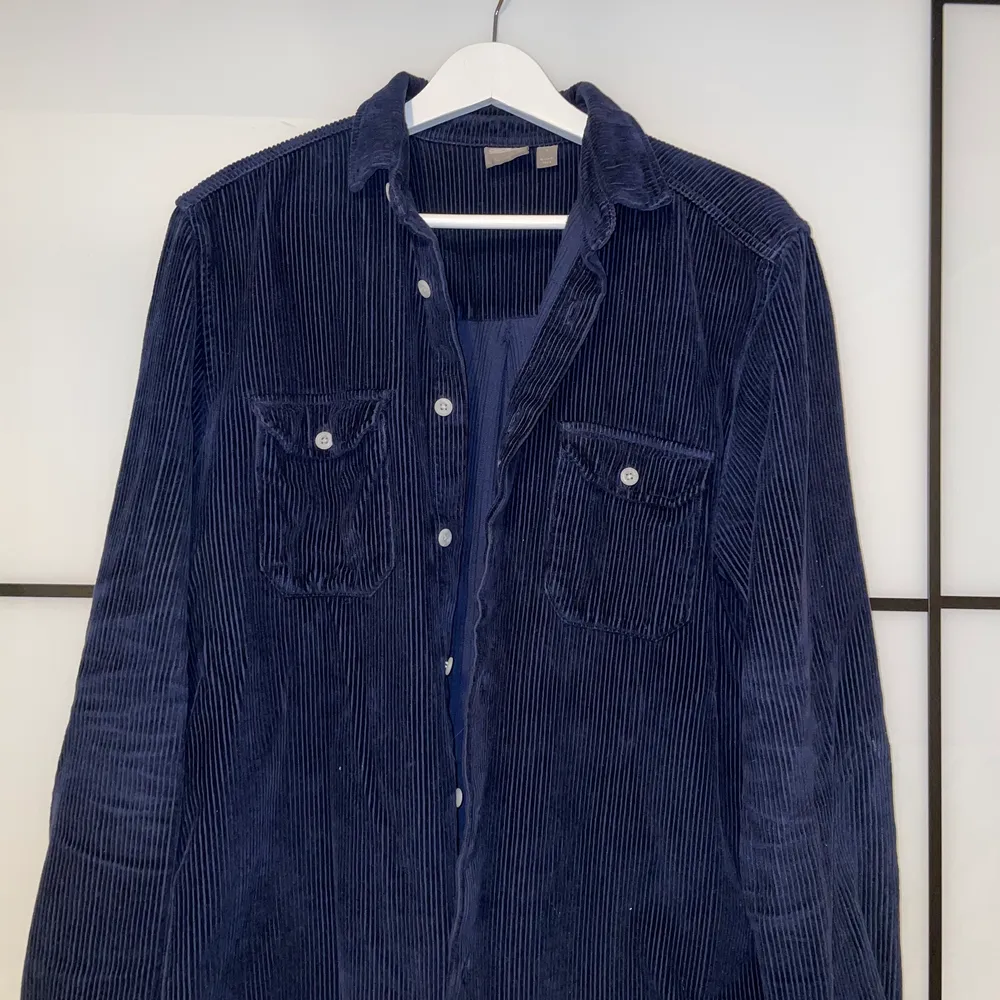En mörkblå overshirt i manschester från Asos i storlek S. . Skjortor.