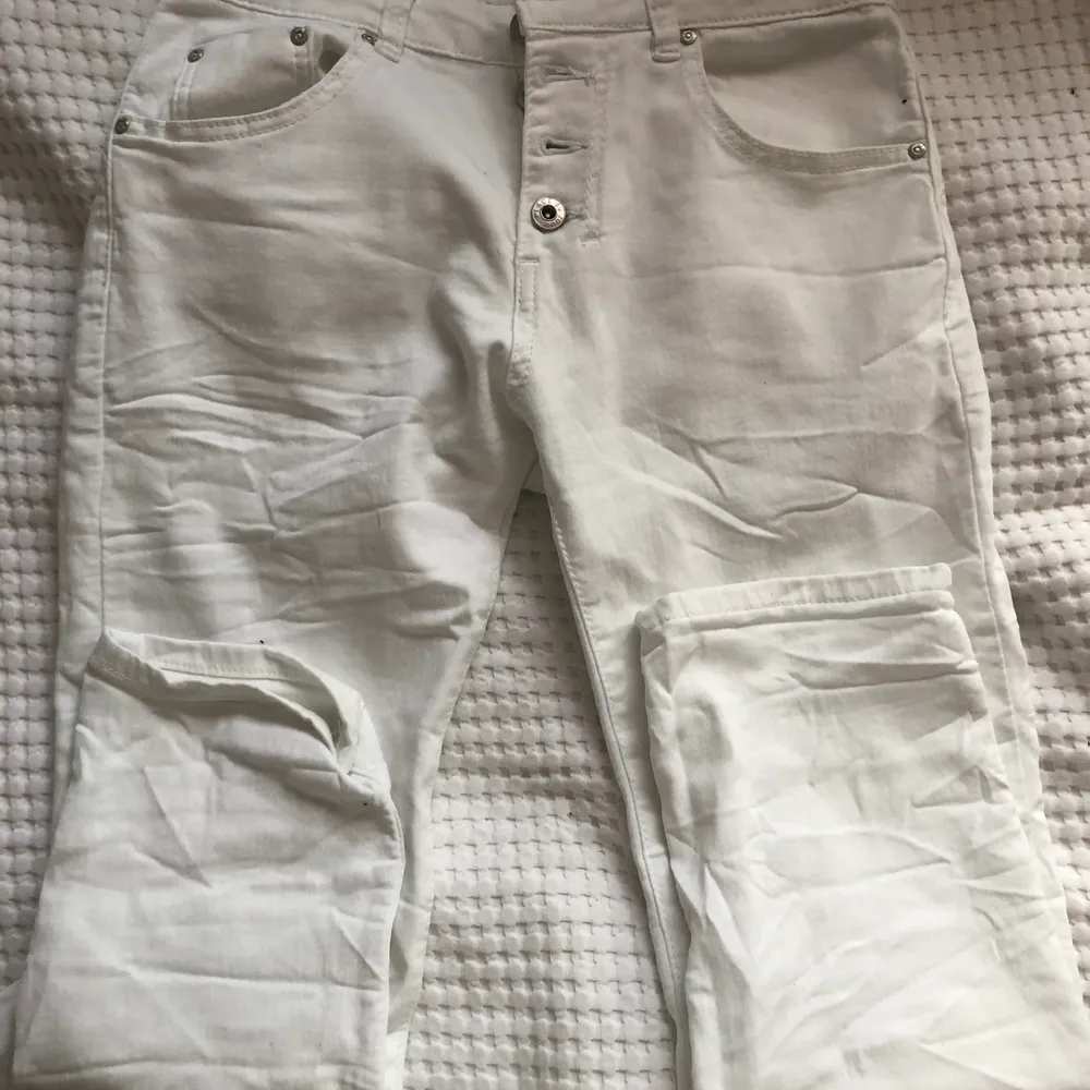 Vita jeans som är kostade i modellen är i storlek S men passar också XS. . Jeans & Byxor.