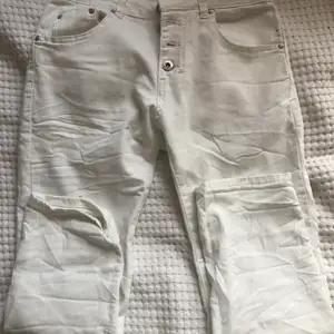 Vita jeans som är kostade i modellen är i storlek S men passar också XS. 