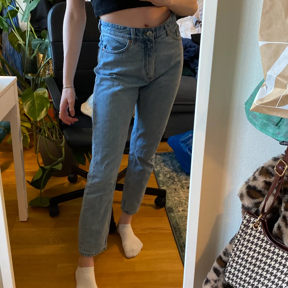 Mom jeans från monki i w29 i modellen kimomo high relaxed. Osäker på längd men skulle gissa på L30, jag är 170 för referens, använda men fint skick. Jeans & Byxor.