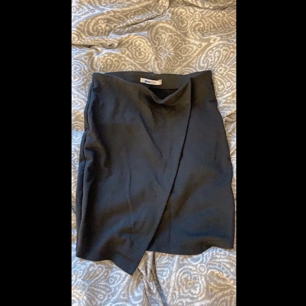 Säljer nu en superfin kjol från Gina tricot med resor i midjan, nästan oanvänd🖤. Kjolar.