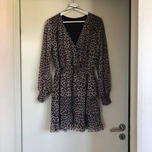 Leopard klänning i fint skick från Ginatricot köpt 2019. Storlek M passar även S