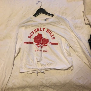 Långärmad top - En vit top med rött tryck 