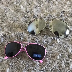 Solglasögon - Säljer två par solglasögon som aldrig använts! 2st/125kr + frakt 
