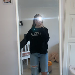Stickad tröja  - Stickad tröja i storlek M Sitter oversize och är ej sticksig. Står ”sparkle” i silver på den. Använd fåtal gånger och är i ett bra skick.  Säljer den för 110 med frakten som ingår i de priset. 