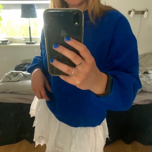 Blå tröja - Köpt second hand. Fin passform, och glittrar lite✨💙 (se 3e bilden)