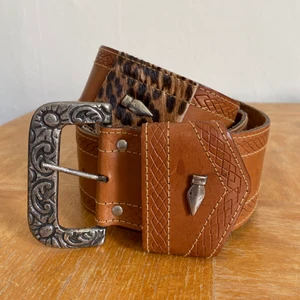 Vintage-skärp - Vintageskärp. Kan vara äkta päls men ej säker. Mått hela skärpet 100cm, till innersta hålet 73cm. 