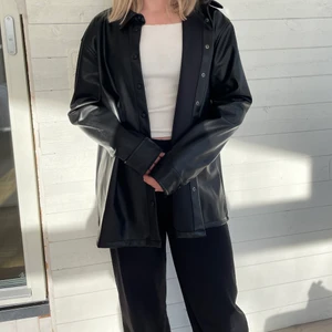 Skinnjacka/skjorta från Åhléns  - Säljer denna fina skinnjacka från Åhléns då den inte kommer till användning. Som ny. Jackan är i storlek L men  passar mig som vanligtvis bär S i storlek, om man vill ha den lite oversized. Buda i kommentarerna om fler är intresserade 