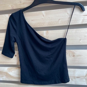 Fest topp från bershka - Fint skick perfekt till sommaren och festligheter 